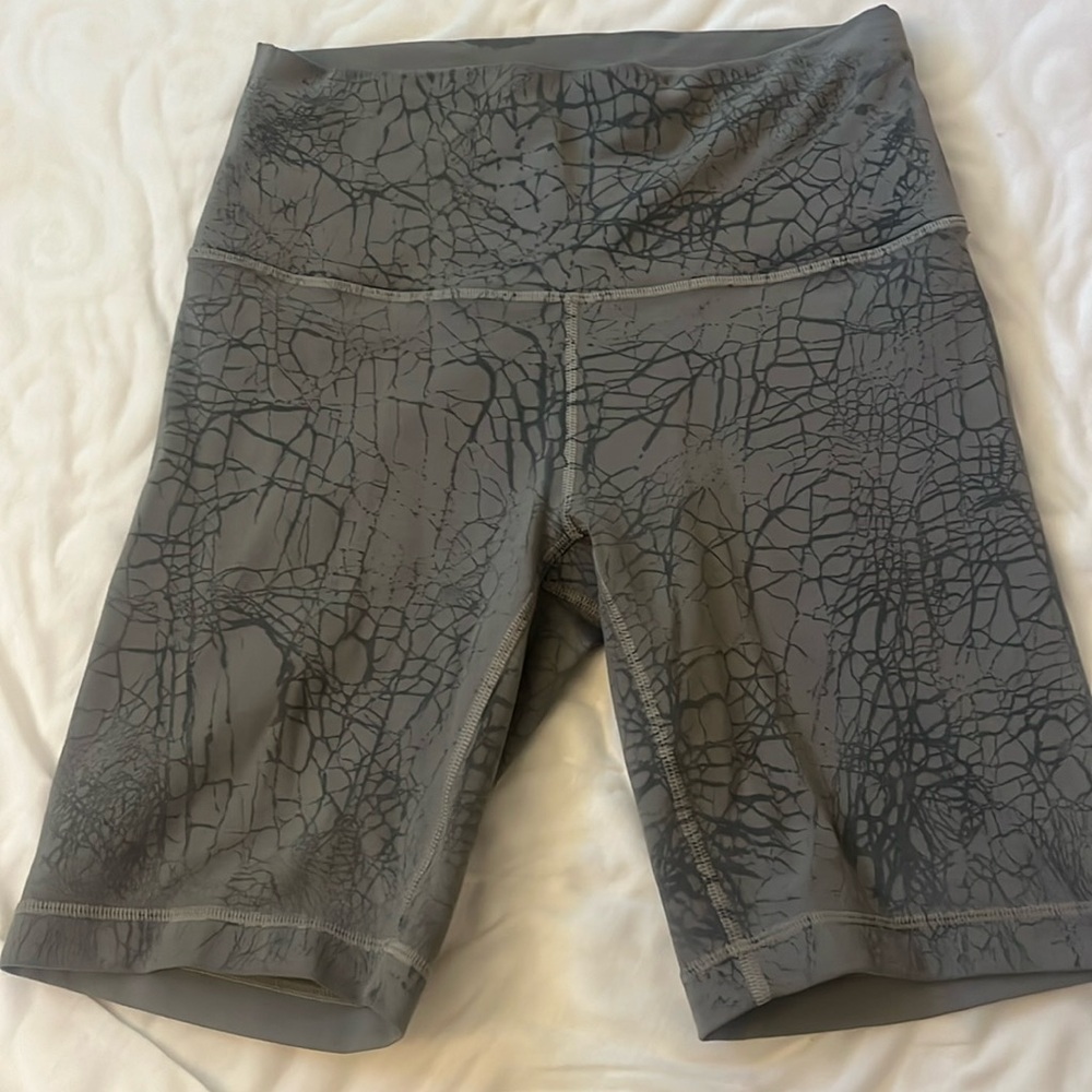 Lululemon wonder under size six bike shorts